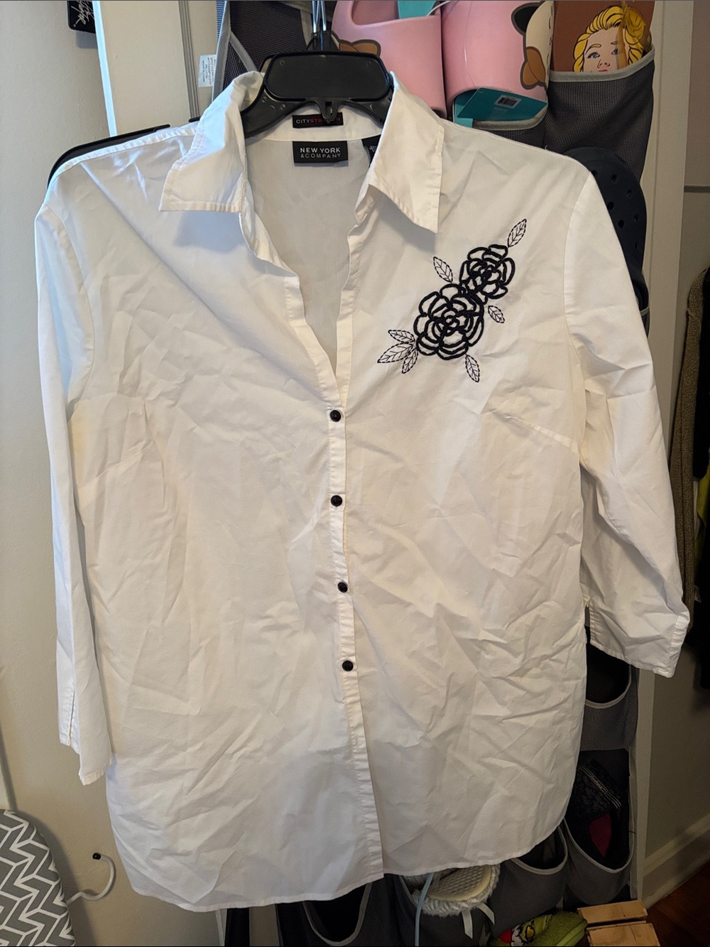 New York & Company White Button-Front Shirt with Black Floral Applique